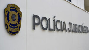 Duo arrêté pour avoir enlevé un vieil homme afin de voler de l'argent et des objets de valeur.