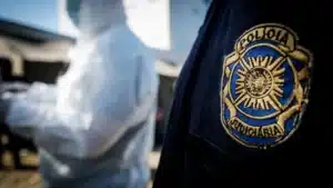 Elle visite la prison de Coimbra et finit arrêtée pour avoir tenté de donner de la drogue à un détenu.