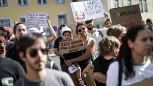 Environ 200 personnes manifestent contre un projet de réforme du travail.