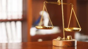 Ex-marine qui a tué un policier en silence lors d'un nouveau procès pour agression.