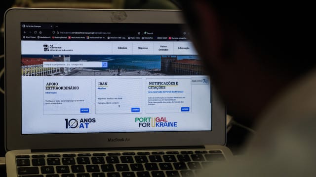 Empresas têm de reter IRS a recibos verdes no estrangeiro, avisa Fisco