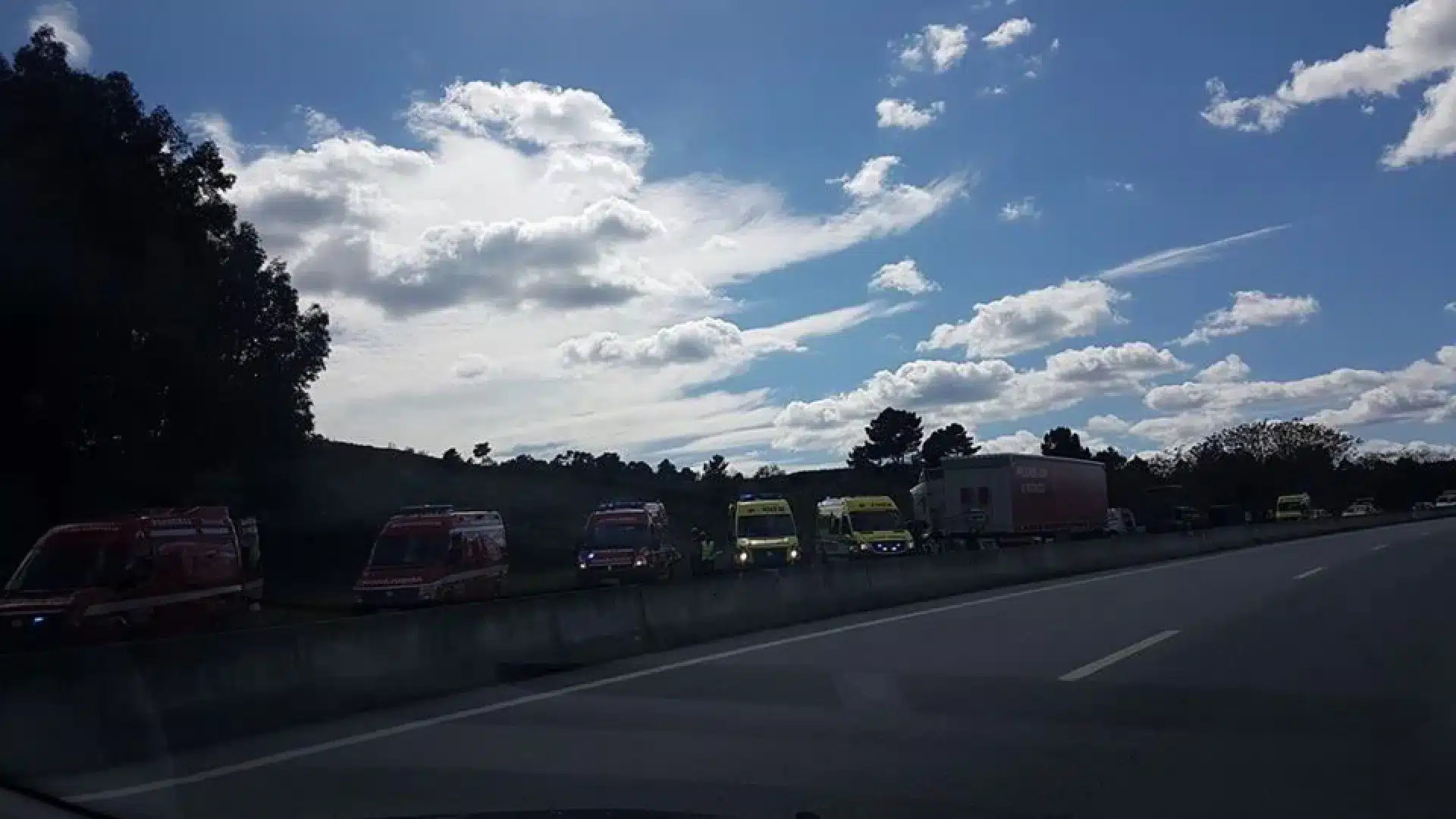 Gravement blessé dans un retournement à Celorico da Beira. L'A25 est coupée.