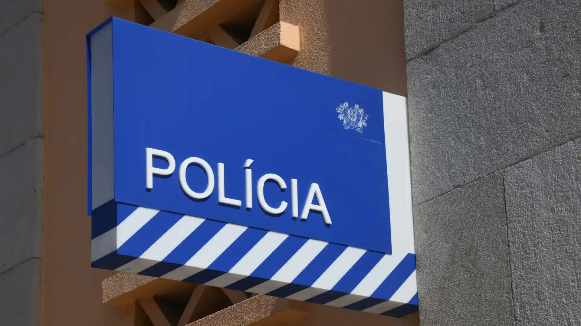 Homme de 27 ans arrêté à Algés pour suspicion de violence domestique.