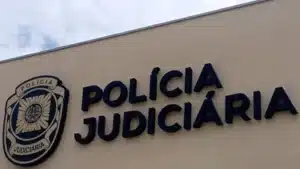 Homme poignardé dans le dos et le cou à Moita. Suspects en fuite.