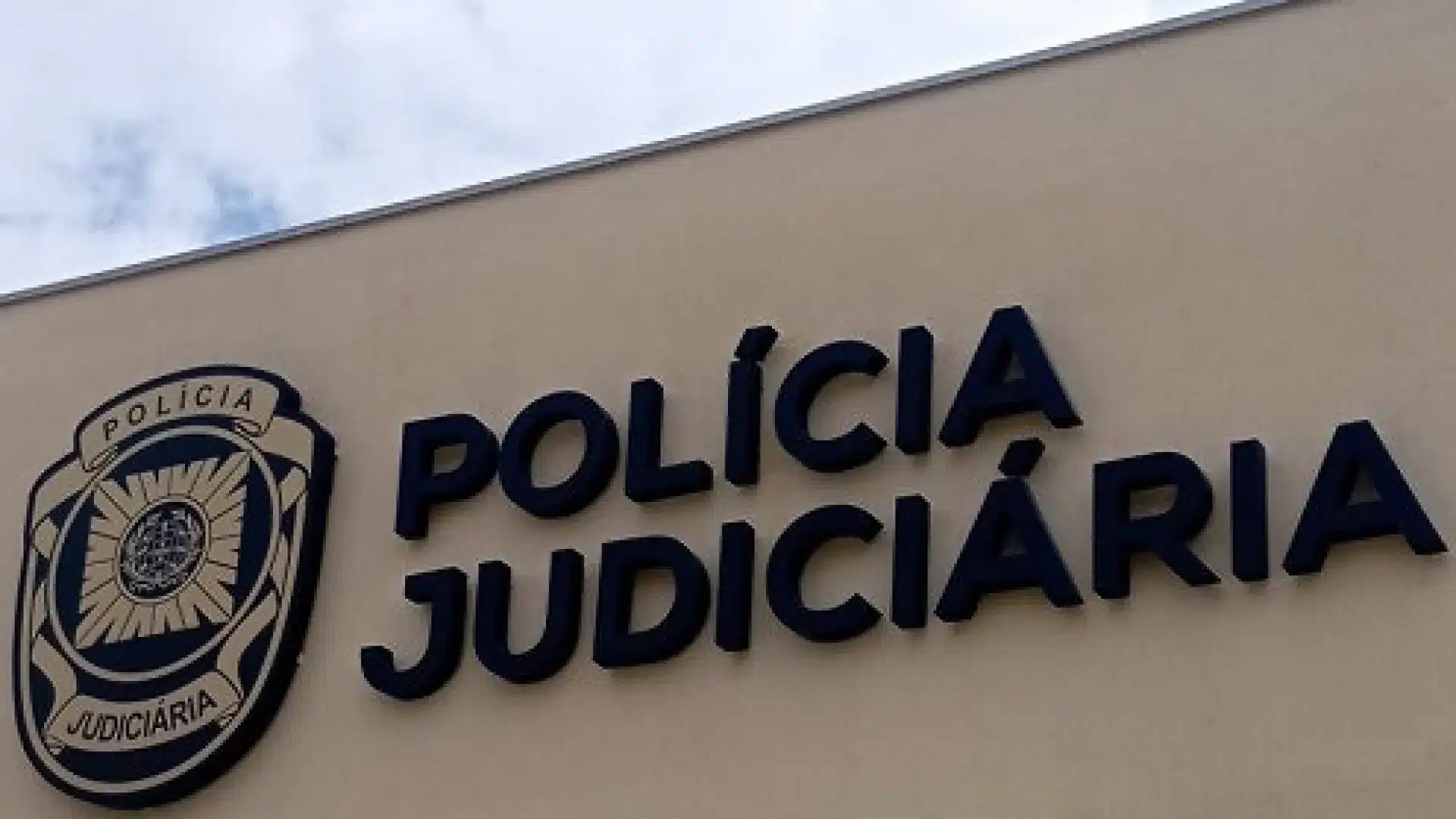 Homme poignardé dans le dos et le cou à Moita. Suspects en fuite.