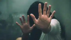 Homme qui a agressé et menacé une femme avec un pistolet est placé en détention provisoire.