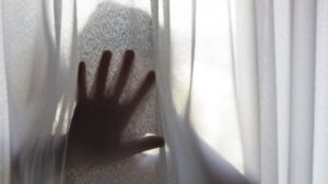Homme qui a battu une femme pour une prétendue trahison libéré
