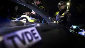 Il a oublié le bracelet dans le TVDE et le conducteur lui a exigé 100 € (et a tenté de fuir).