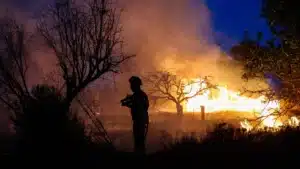 Incendie à Montalegre "continue de brûler intensément"