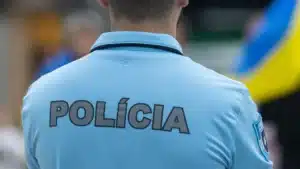 Jeune arrêté pour possession d'arme à Porto. Il a dit que c'était pour "sa défense".