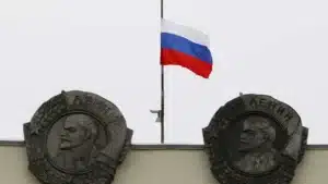 La Banque centrale de Russie abaisse le taux directeur à 17 %.