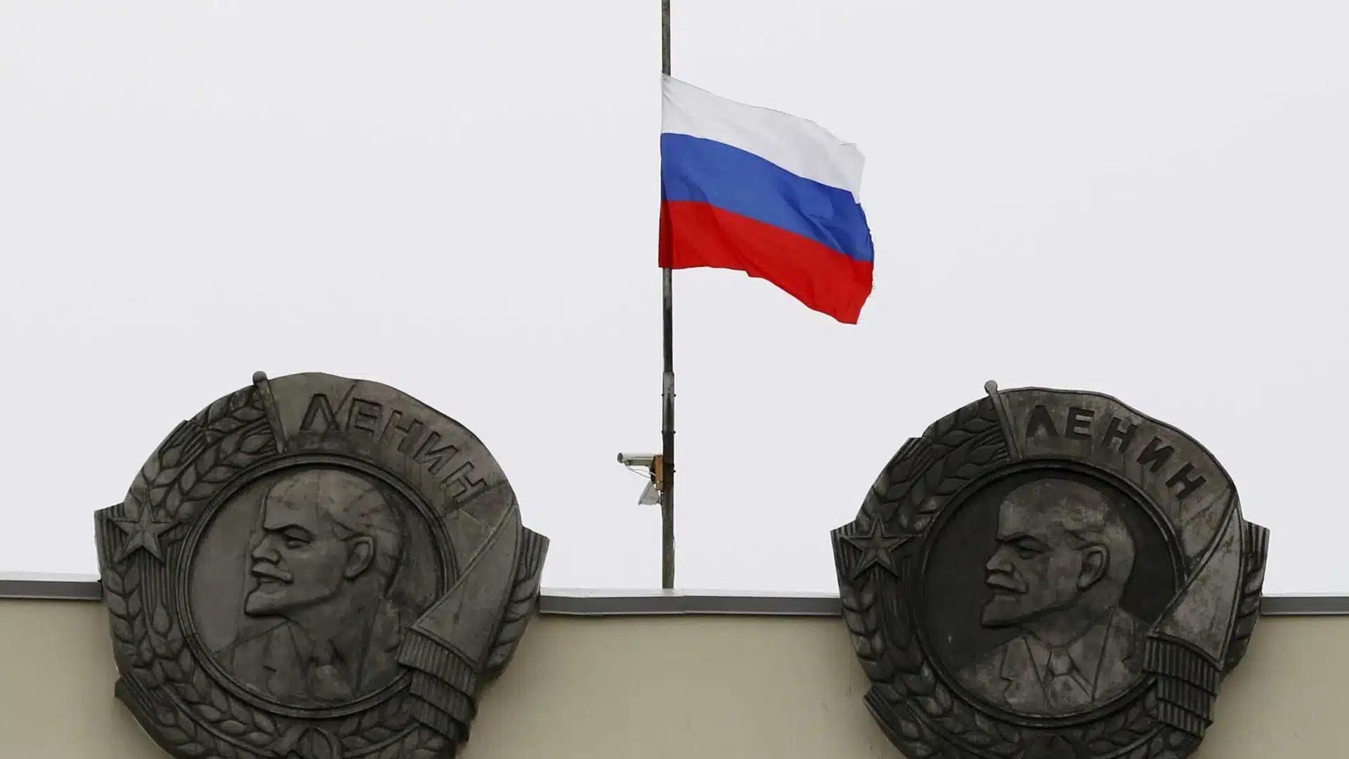 La Banque centrale de Russie abaisse le taux directeur à 17 %.