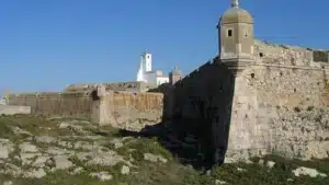 La Câmara de Peniche maintient des éco-points de surface près de la forteresse.