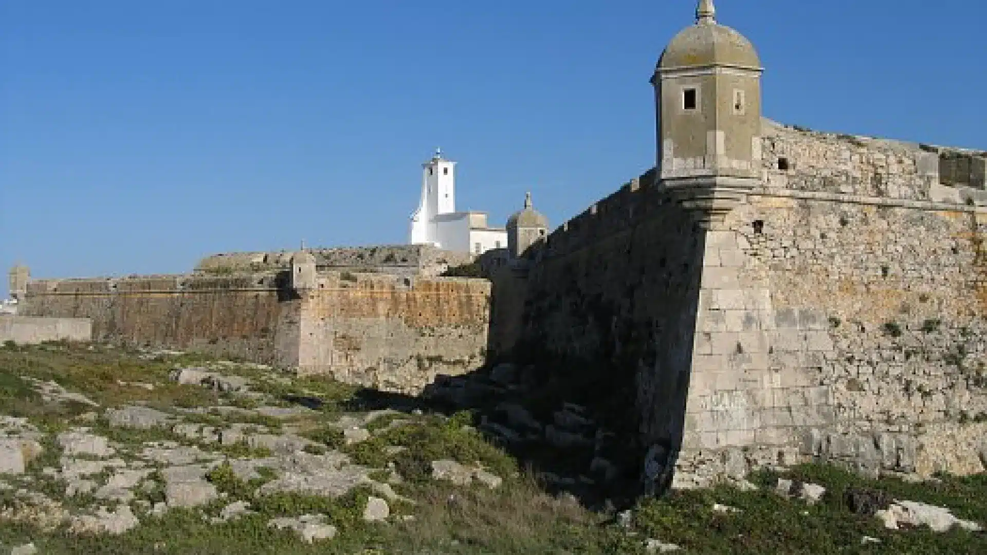La Câmara de Peniche maintient des éco-points de surface près de la forteresse.