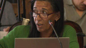La conseillère municipale fait marche arrière sur le licenciement suite à un pari avec le maire de Coimbra.