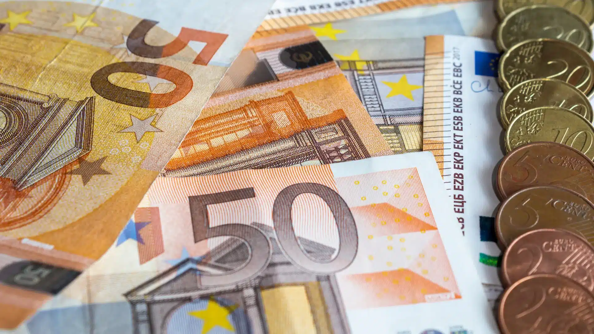 La croissance annuelle des dépôts des particuliers ralentit pour le 10e mois.