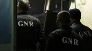 La GNR saisit plus de 7 000 doses de drogue à Ponte de Sor. Il y a 5 arrestations.