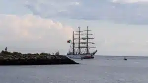 La marine assure la protection d'un navire marchand avec des éléments étrangers.