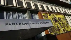 La pièce 'Art' de Yasmina Reza reste trois semaines de plus au Théâtre Maria Matos.