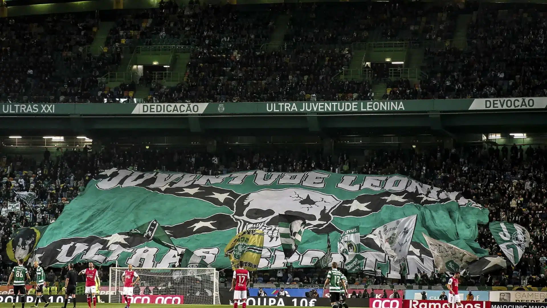 La PJ détient 3 membres de Juve Leo pour une attaque contre une voiture avec des supporters de Porto.