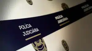 La Polícia Judiciária a arrêté un homme pour avoir incendié trois voitures à Feijó.
