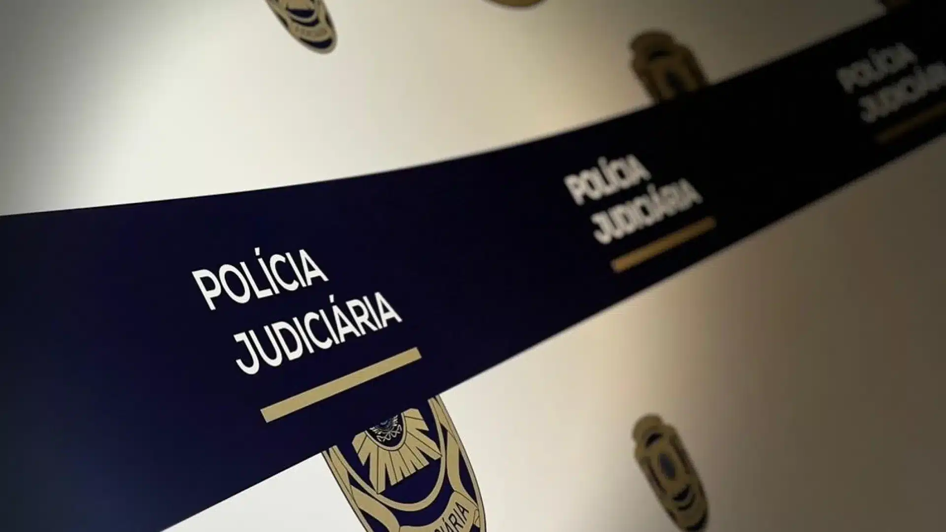 La Polícia Judiciária a arrêté un homme pour avoir incendié trois voitures à Feijó.