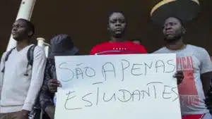 La PSP parle de 34 jeunes Guinéens retenus. L'association dit qu'ils sont 41.
