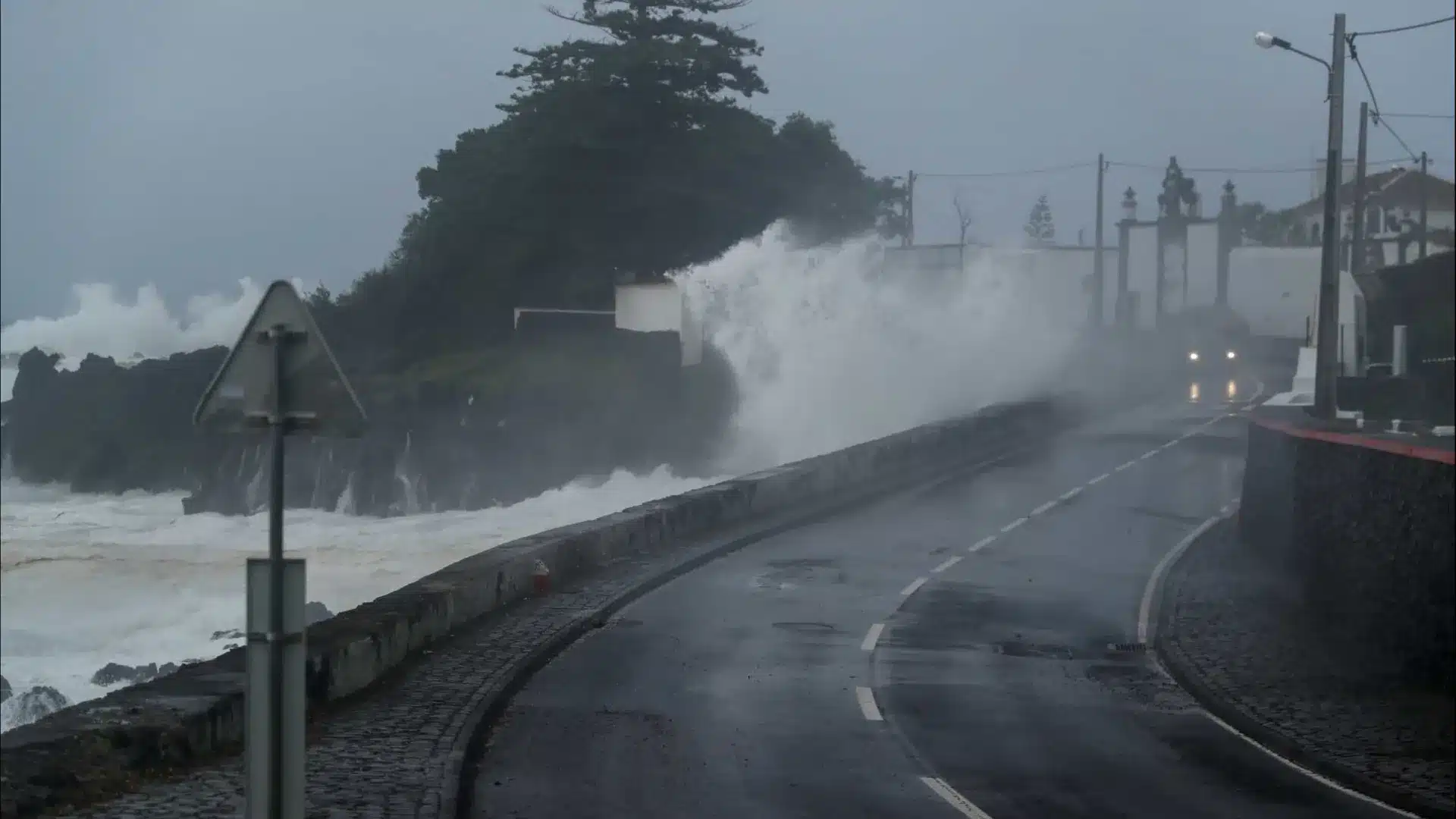 La tempête post-tropicale a commencé à s'éloigner des Açores.
