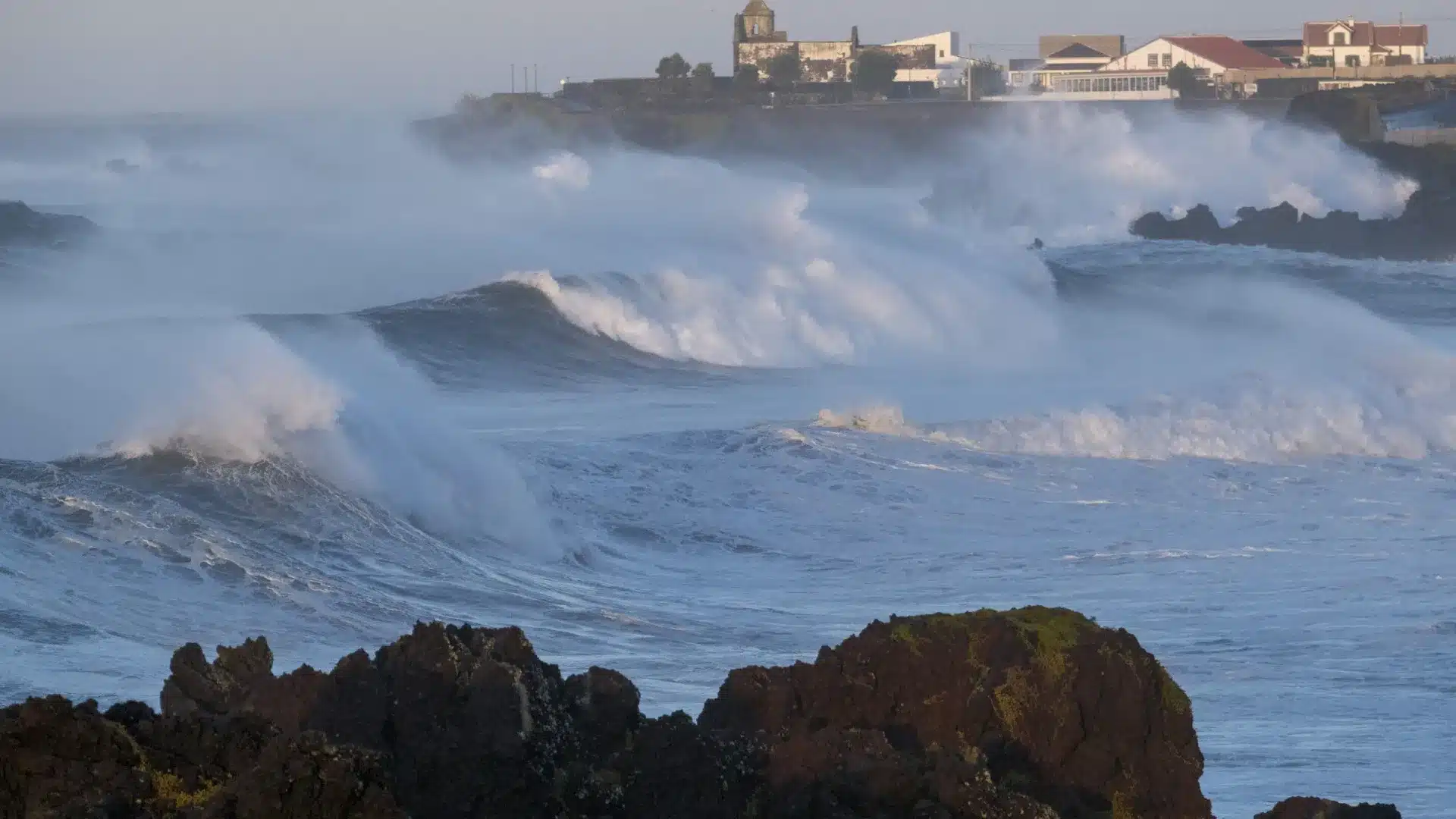 La tempête post-tropicale Gabrielle apporte aujourd'hui de la pluie et des vents forts.