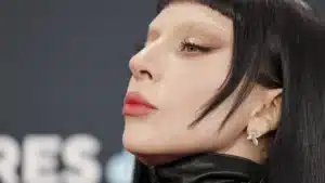 Lady Gaga couronnée artiste de l'année aux MTV VMA Awards.