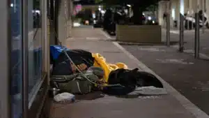 L'Assemblée de Lisbonne défend la révision du plan actuel de soutien aux sans-abri.