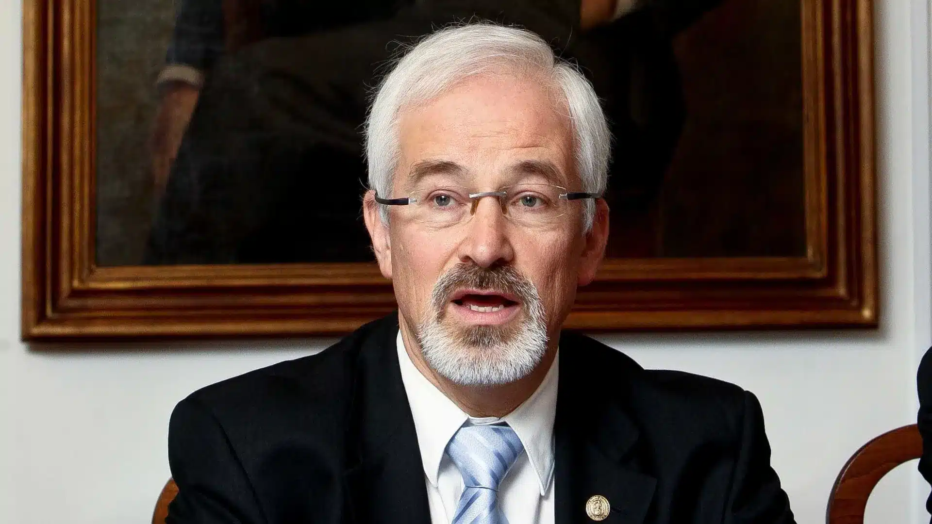 L'autarque de Coimbra a suspendu la réunion pour annoncer un hôpital privé.
