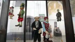 Le "conteur d'histoires avec marionnettes" Delphim Miranda est mort.