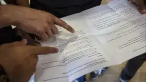 Le gouvernement défend les examens à l'entrée de l'enseignement supérieur et promet de maintenir l'exigence.