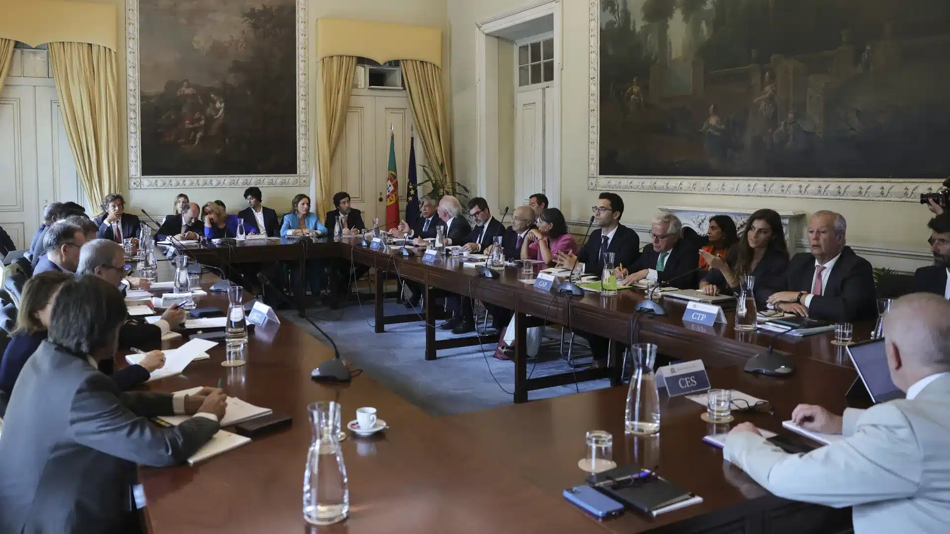 Le gouvernement et les partenaires sociaux se réunissent avec une proposition budgétaire à l'ordre du jour.