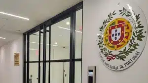Le gouvernement parle d'une "nouvelle dynamique" après la critique des travailleurs consulaires.