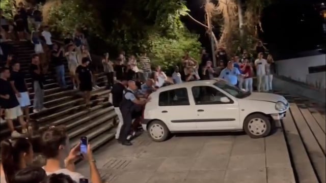 Le GPS a trompé Céline, qui a 'volé' dans les escaliers. Maintenant, elle est mariée avec le mécanicien.