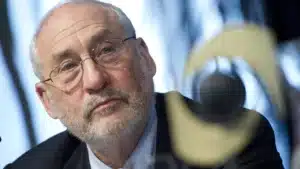 Le lauréat du prix Nobel d'économie déclare que les taxes douanières de Trump sont "un désastre".