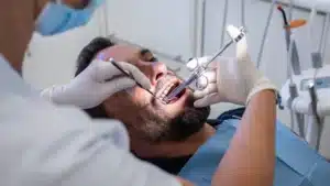 Le manque de carrière rend difficile l'embauche de dentistes dans les centres de santé.