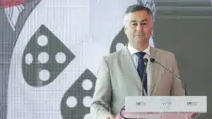 Le ministre a ordonné le retour de 90 enseignants dans les écoles.