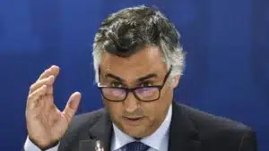 Le ministre a proposé de "créer des postes" pour résoudre "l'imbroglio" : "Le recteur a menti"