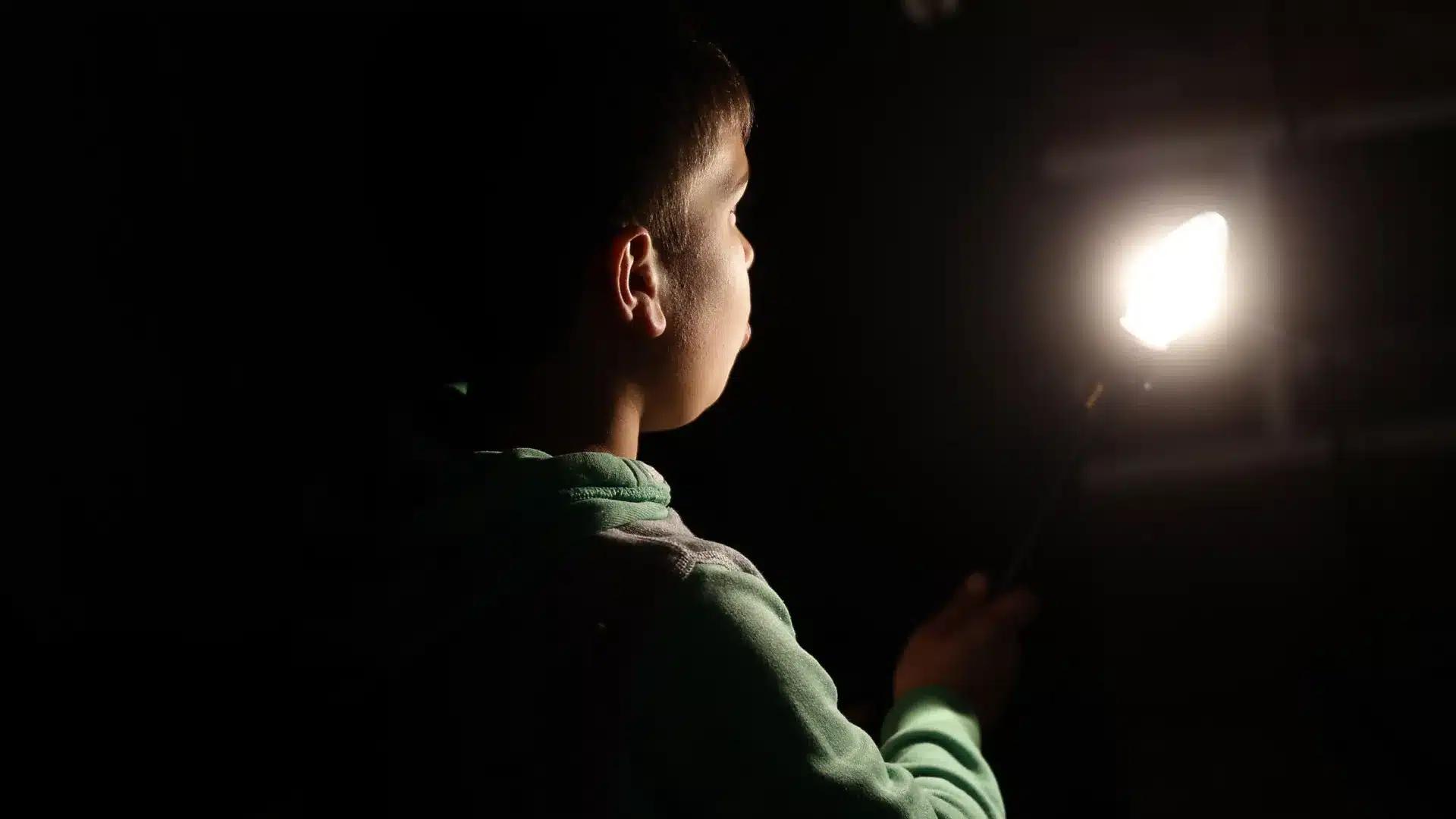 Le nombre d'enfants et de jeunes retirés de leur famille a diminué à 6 349 en 2024.