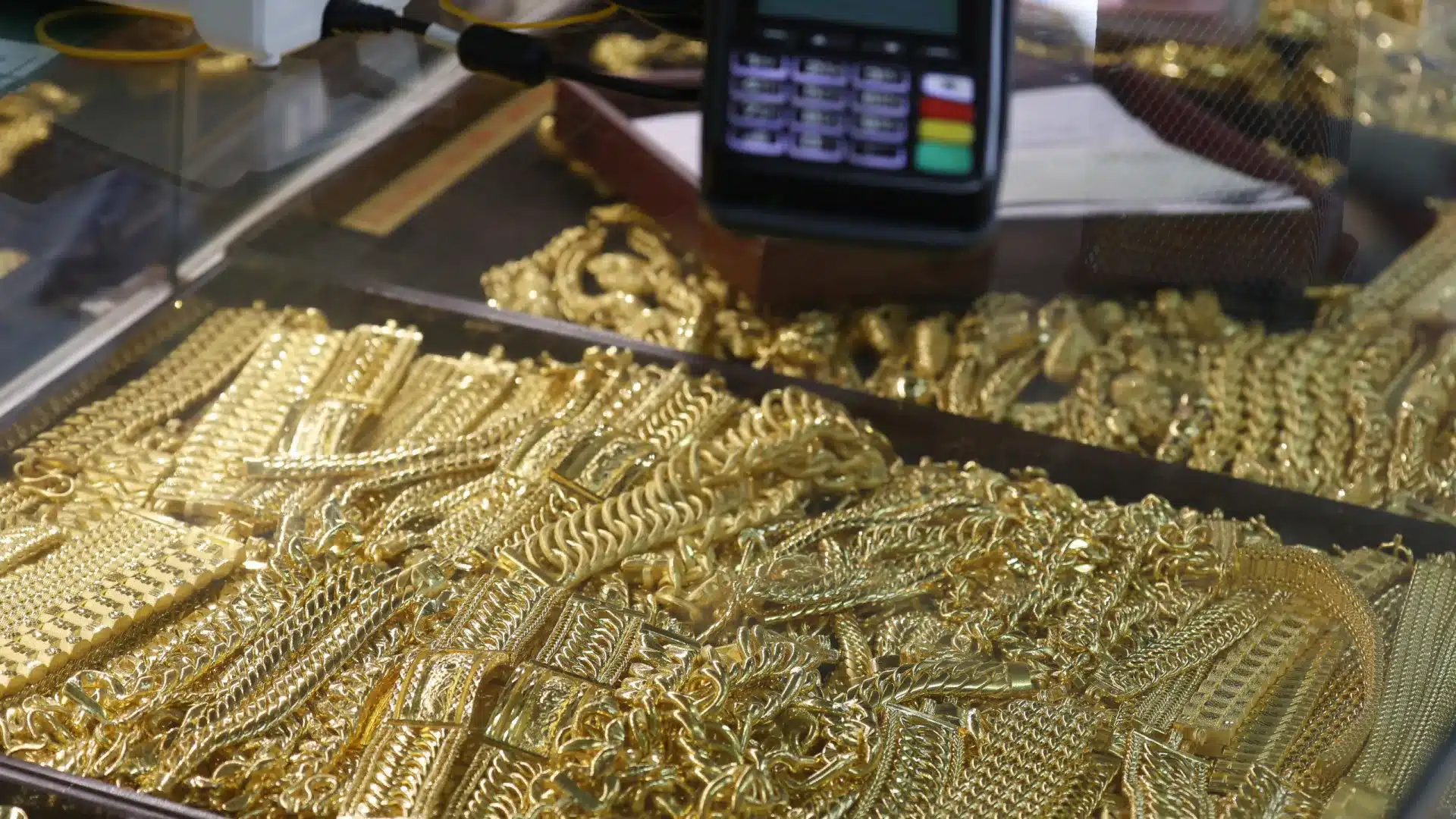 Le prix de l'or atteint de nouveaux sommets historiques et se rapproche de 3.570 € par once.