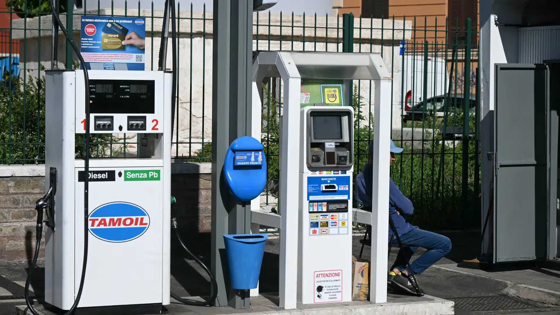 Le régulateur italien de la concurrence inflige une amende de 936 millions aux compagnies pétrolières pour entente illégale.