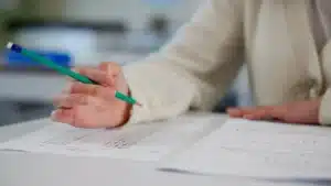 L'enseignement supérieur a un impact sur le portefeuille : huit sur dix gagnent au-dessus de la moyenne.