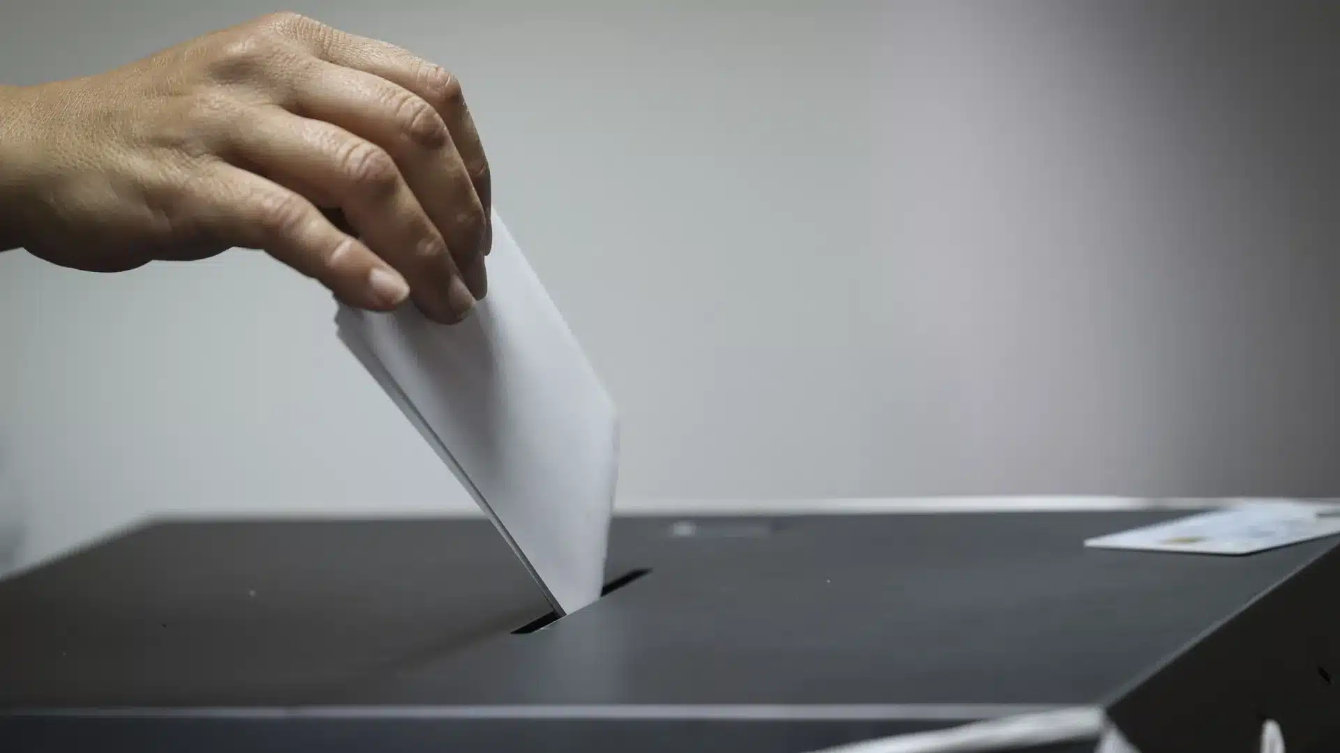 Les abstentionnistes sont plus jeunes, moins instruits et plus à droite.