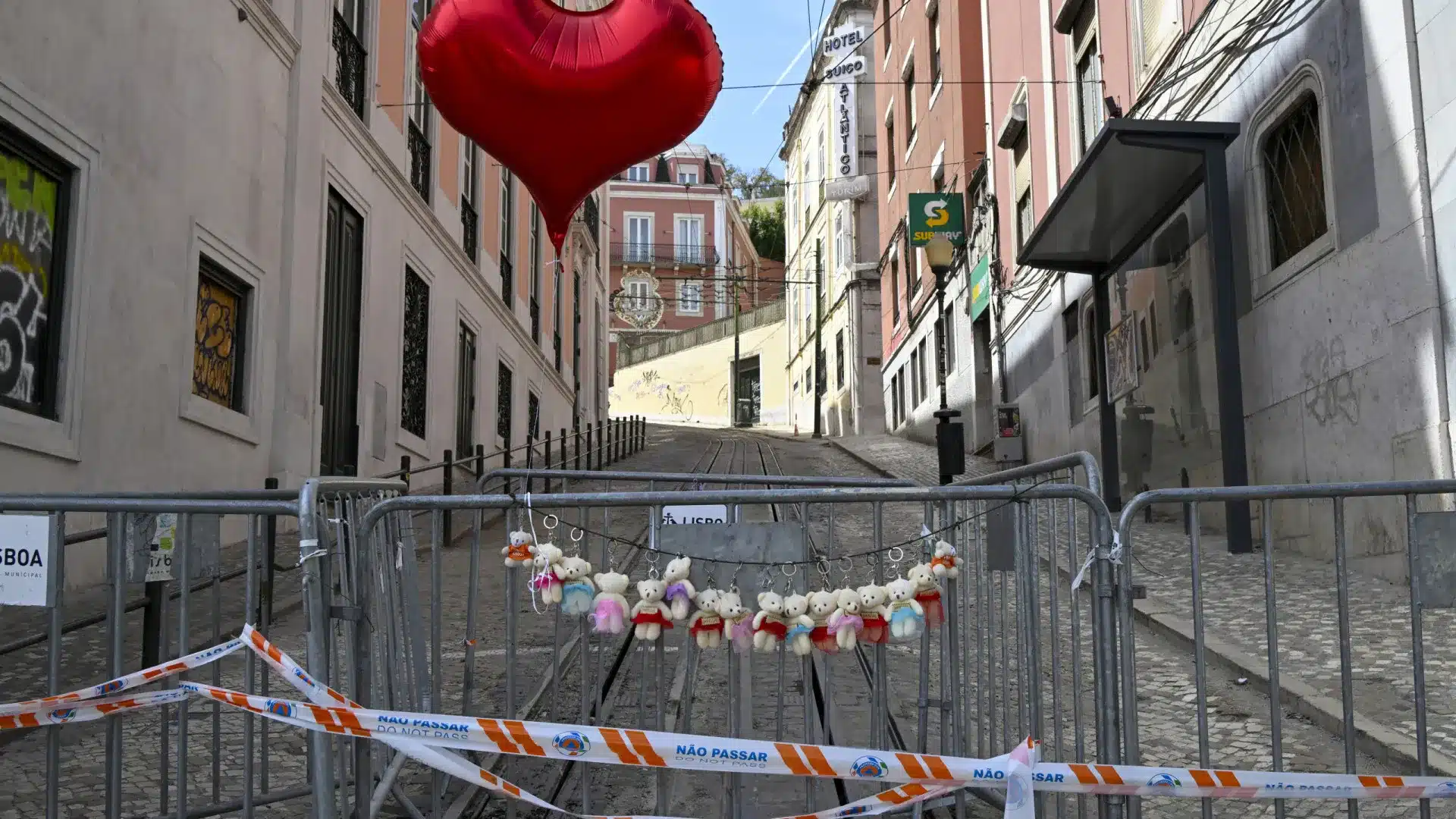 Les ambassadrices du Canada et de la France rendent hommage aux victimes de l'ascenseur de la Glória.