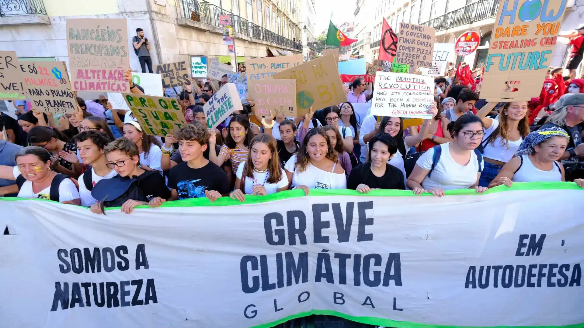 Les élèves menacent de fermer les écoles en novembre pour mettre fin aux combustibles fossiles d'ici 2030.