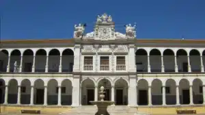 Les employés de l'Université d'Évora opposés aux RJIES se réunissent avec les partis.