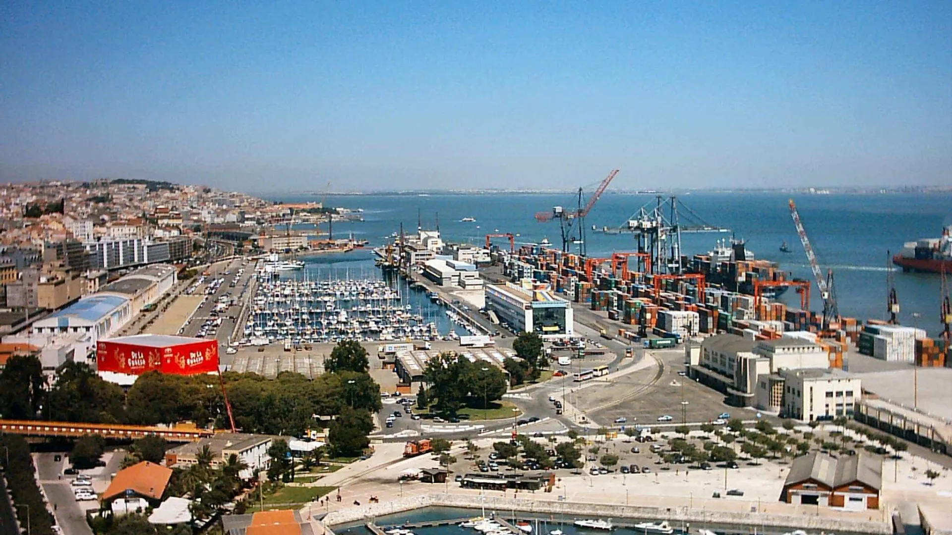 Les exportations ont chuté de 11,3 % en juillet. Les importations ont augmenté de 2,8 %.